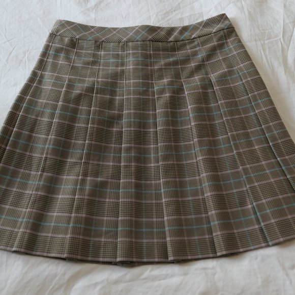 NWOT Aritzia Sunday Best Olive Mini Skirt (Size 4) - Picture 2 of 3